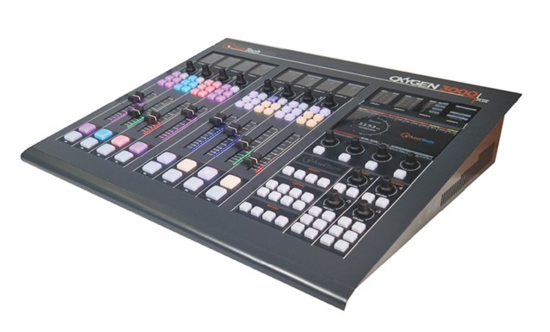 Console num. Oxygen 3000+, 8 Faders, 1 carte AIO, 1 Dante, AxelTech